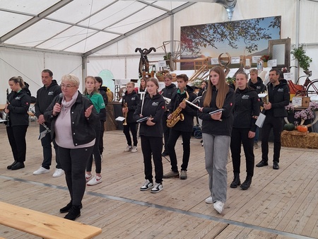 Tuhinjska dolina spet polna cvetja iz krep papirja (2)